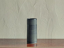 Load image into Gallery viewer, TORTUS Copenhagen (DENMARK) / Eric Landon / Unika cylinder in obsidian black glaze(T06)
